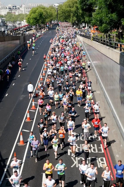 10km40分切りを目指してロードを走るランナー