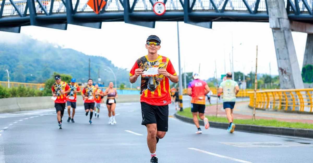 10km45分切りを目指してトラックでペース走をするランナー