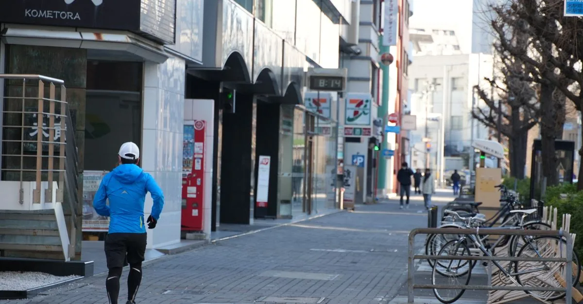 トラックで10km50分切りのペース練習をするランナー
