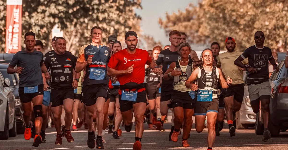 10kmレース前日にシューズと朝食、ゼッケンを準備するランナー