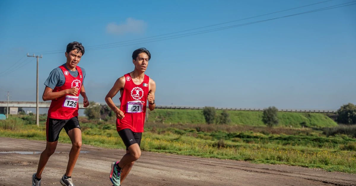 日本の10kmロードレースでスタートを待つ市民ランナー