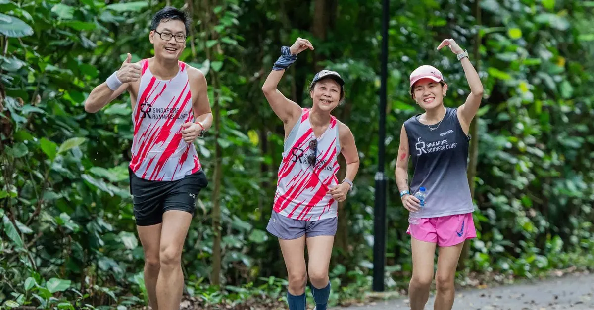 陸上トラックで5km25分切りのペース走に取り組む市民ランナー