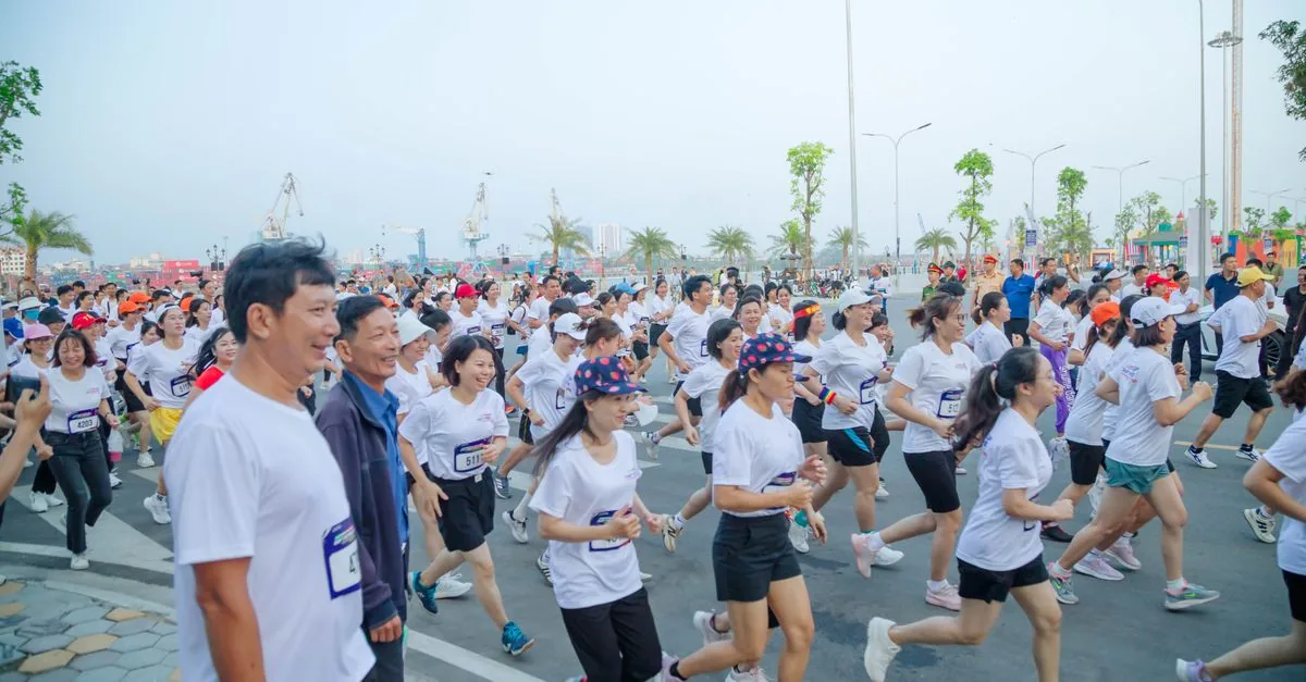 公園で5kmペースを確認しながら走る初心者ランナー