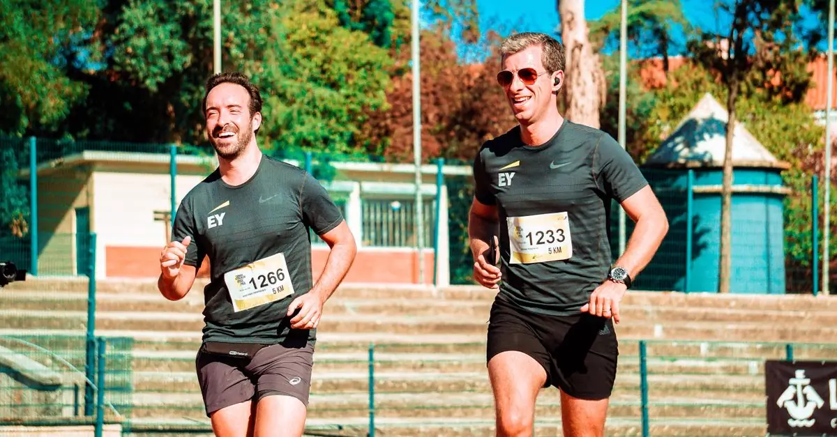 公園で5km走のタイムをランニングウォッチで確認する市民ランナー