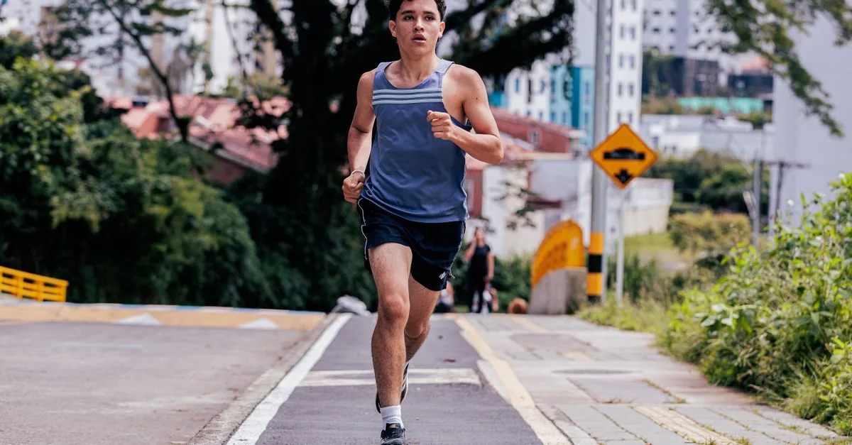公園で5km完走を目指してゆっくり走る初心者ランナー