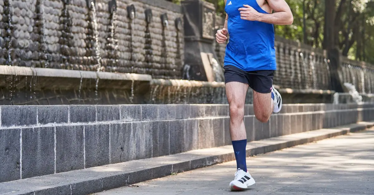 屋外の走路に置かれたアディダスのランニングシューズ