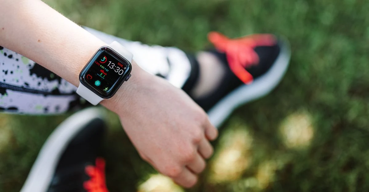 Apple Watchで屋外ランニングのワークアウト記録を確認するランナー