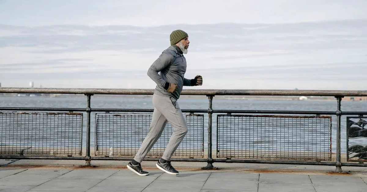 悪天候の日に自宅で室内ランニングの代替運動を行うランナー