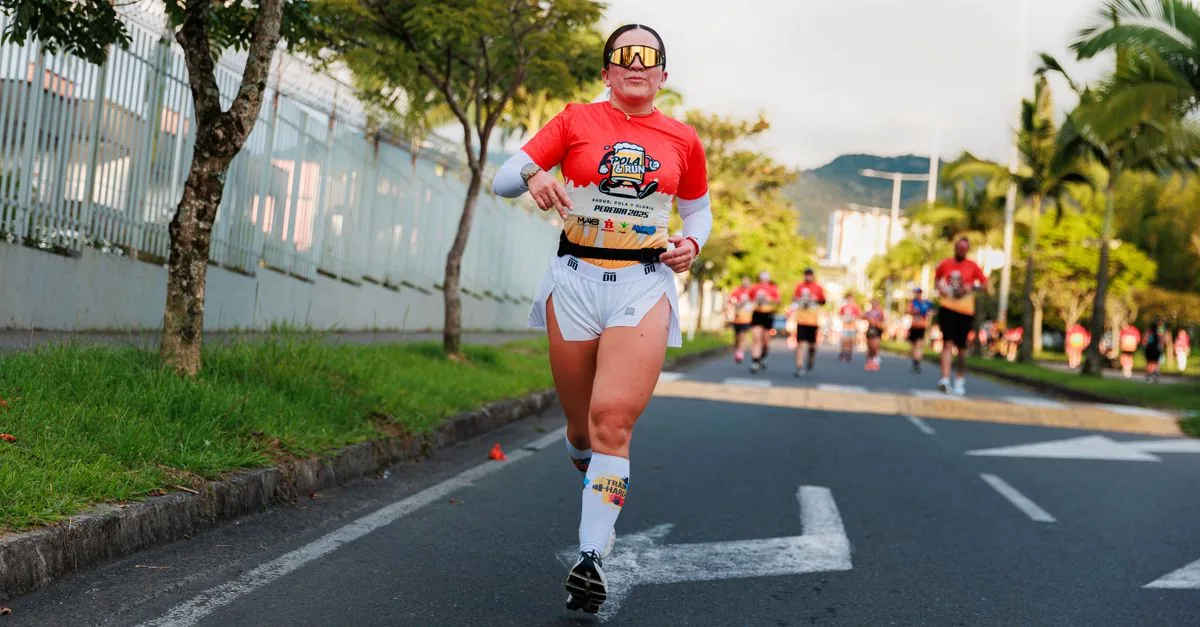 レース前にコーヒーとランニングウォッチを確認するランナー