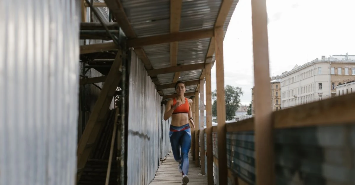 自宅のマットでランナー向け体幹トレーニングを行う人