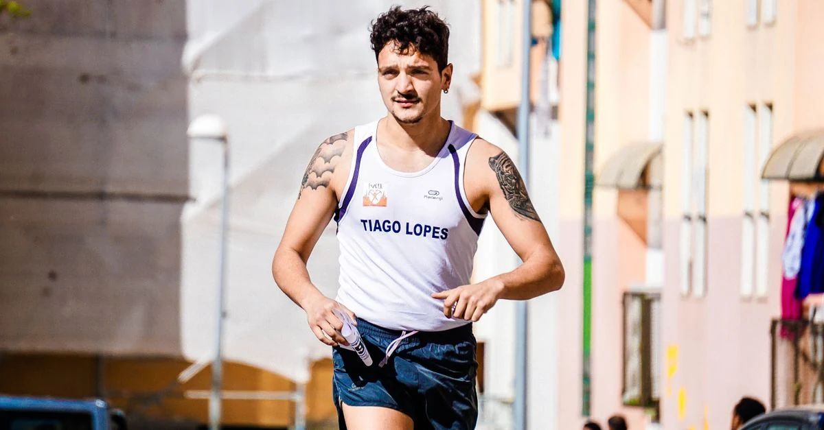 長距離ランニング中にエナジージェルで補給するランナー