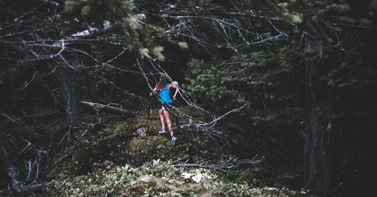 山道の登りを歩きながらランニングの持久力を生かす登山者