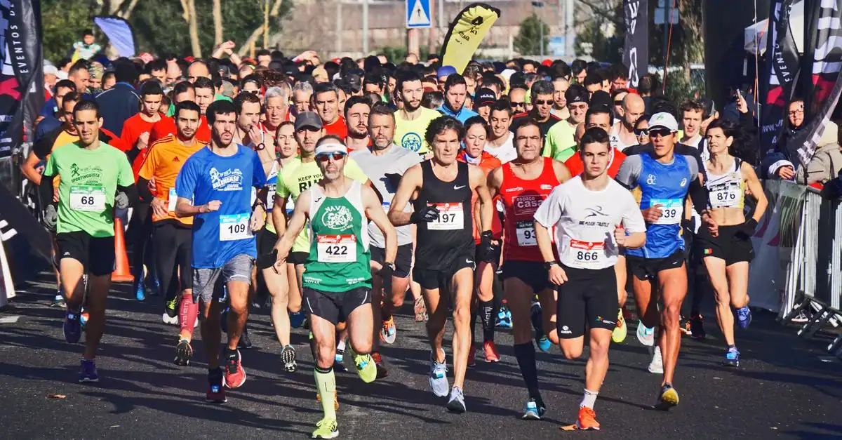 マラソン大会のエントリー手続きを確認するランナー