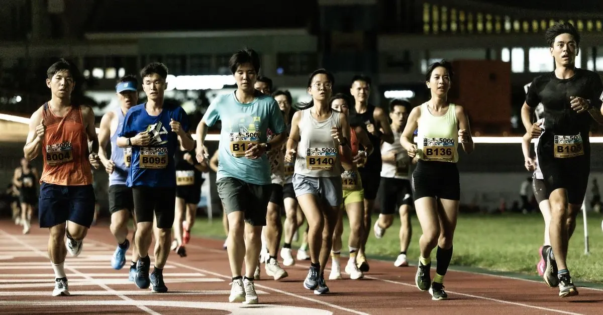 ランニング後にふくらはぎへマッサージガンを使うランナー