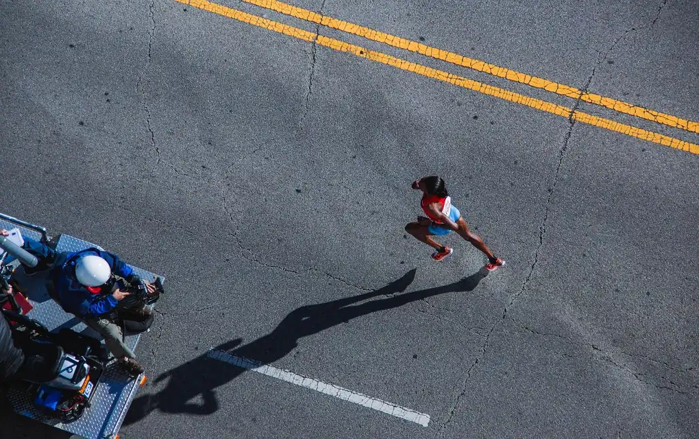 舗装路で用途別のミズノランニングシューズを比較するランナー