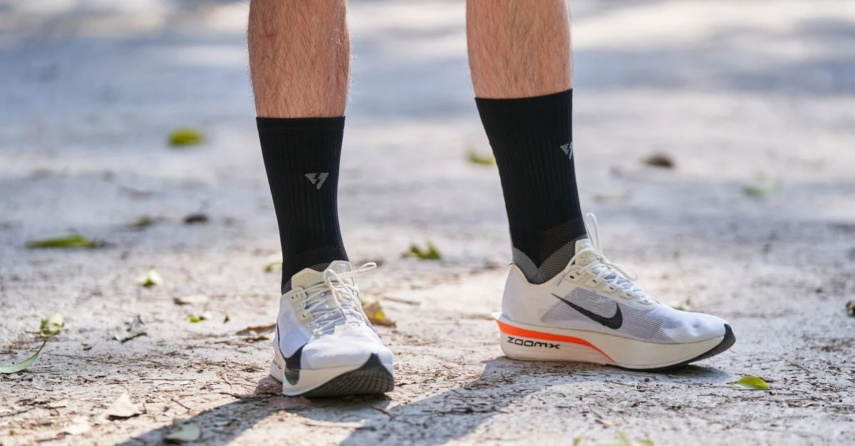 舗装路でナイキ系ランニングシューズを履いて走るランナー