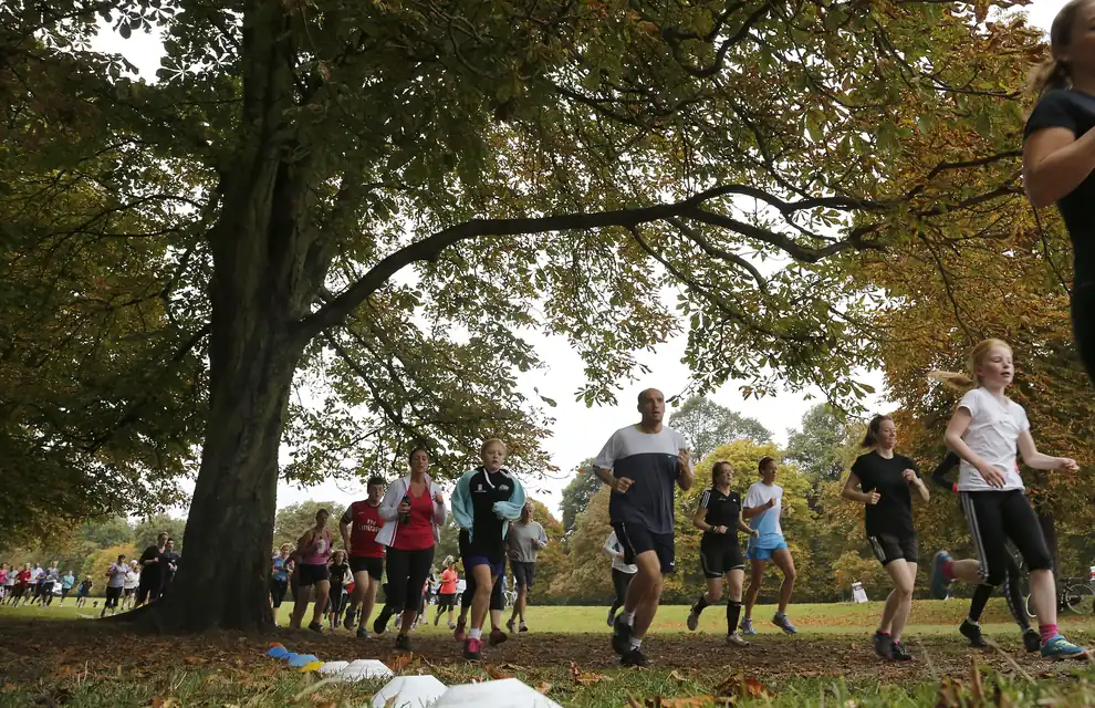 土曜朝の公園で5kmのパークランを楽しむランナーとウォーカー