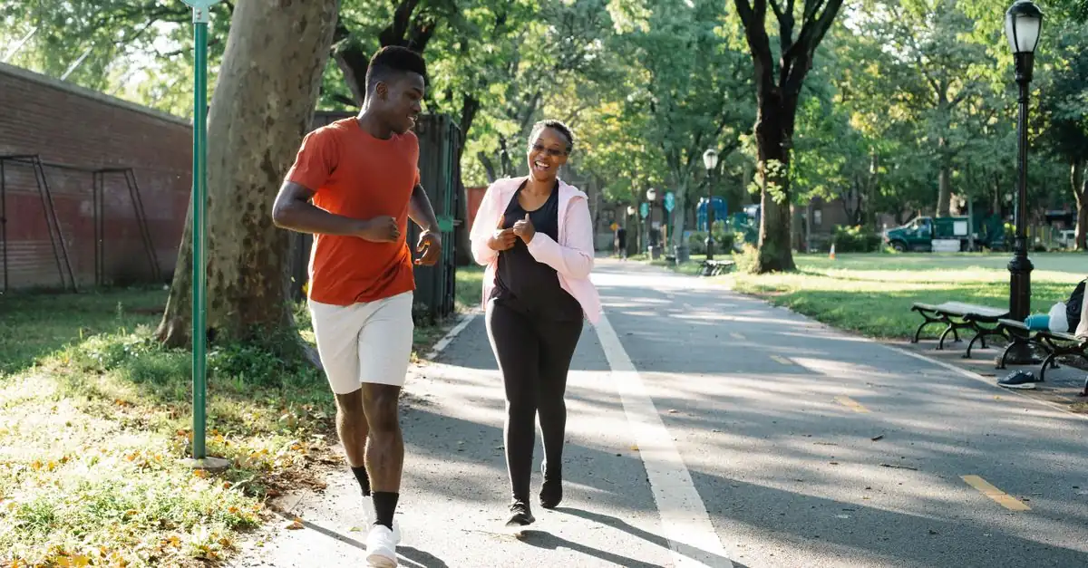 産後の体調を確認しながら公園でウォーキングからランニングへ戻る女性