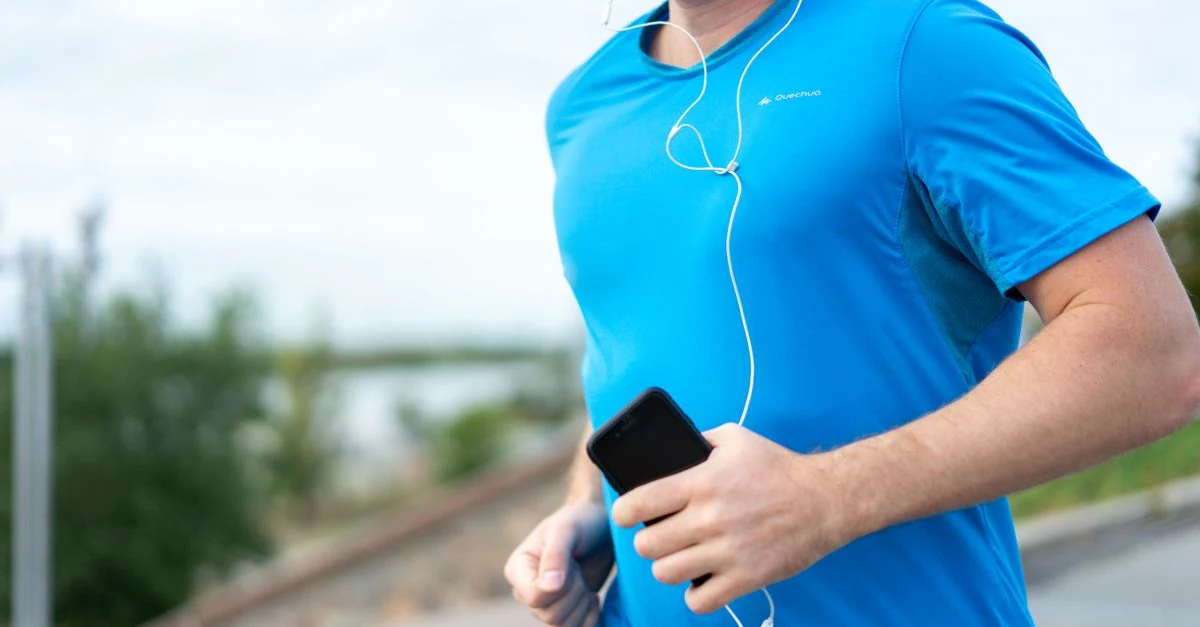 身体に密着する薄型ポーチで手ぶらランニングをする人