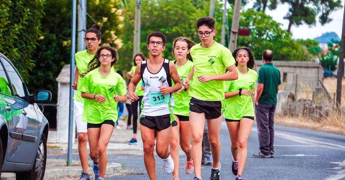 公園で初心者を含むランニングクラブがグループランをする様子
