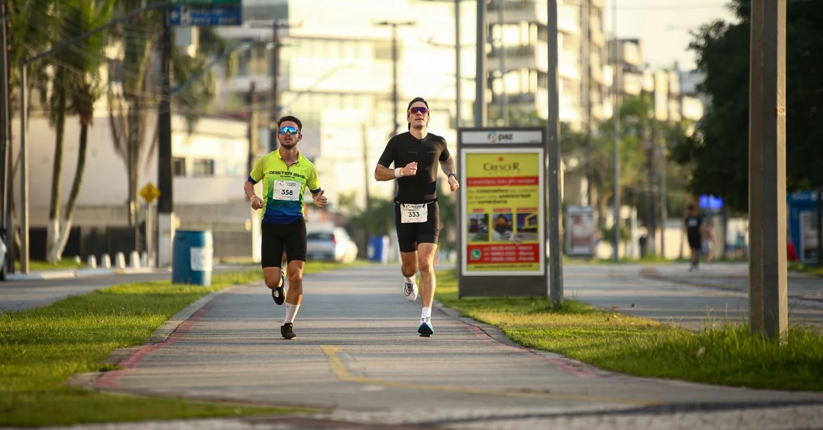 ランニングコースでスポーツサングラスを着用するランナー