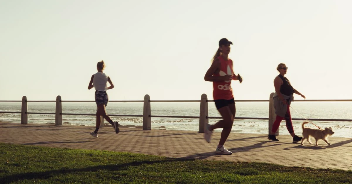 公園でランニングとウォーキングをする人を左右に比較した様子