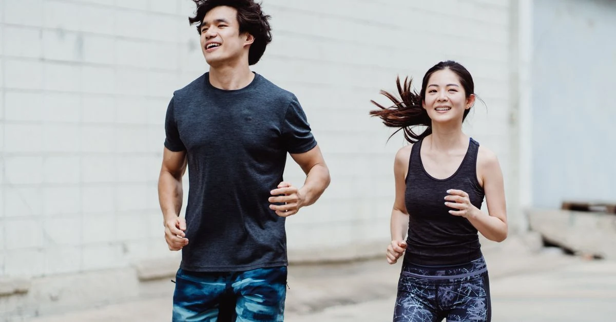 初心者向けのランニングウェア一式として速乾シャツ、パンツ、タイツ、ソックスを並べた様子