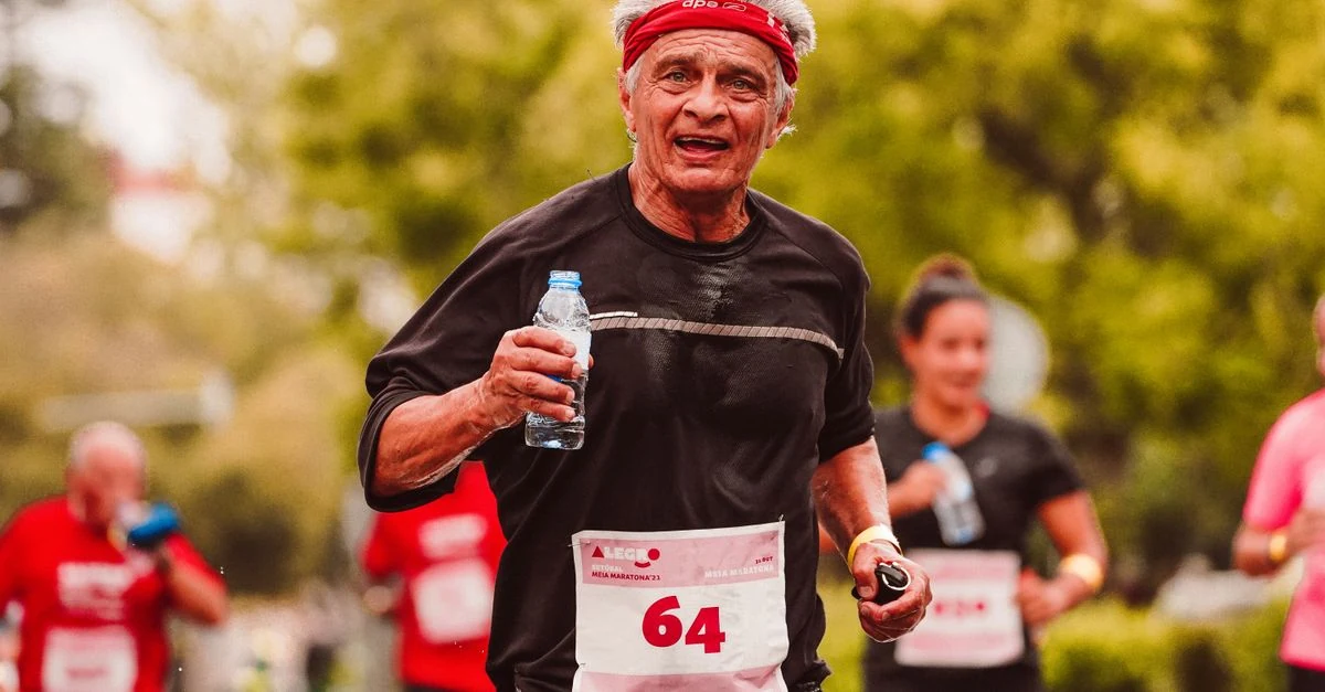 公園のコースでマラソン完走を目指して走る60代のランナー