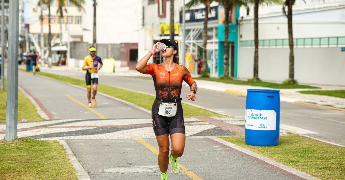 ランニング中の給水用スポーツドリンクを比較するランナー