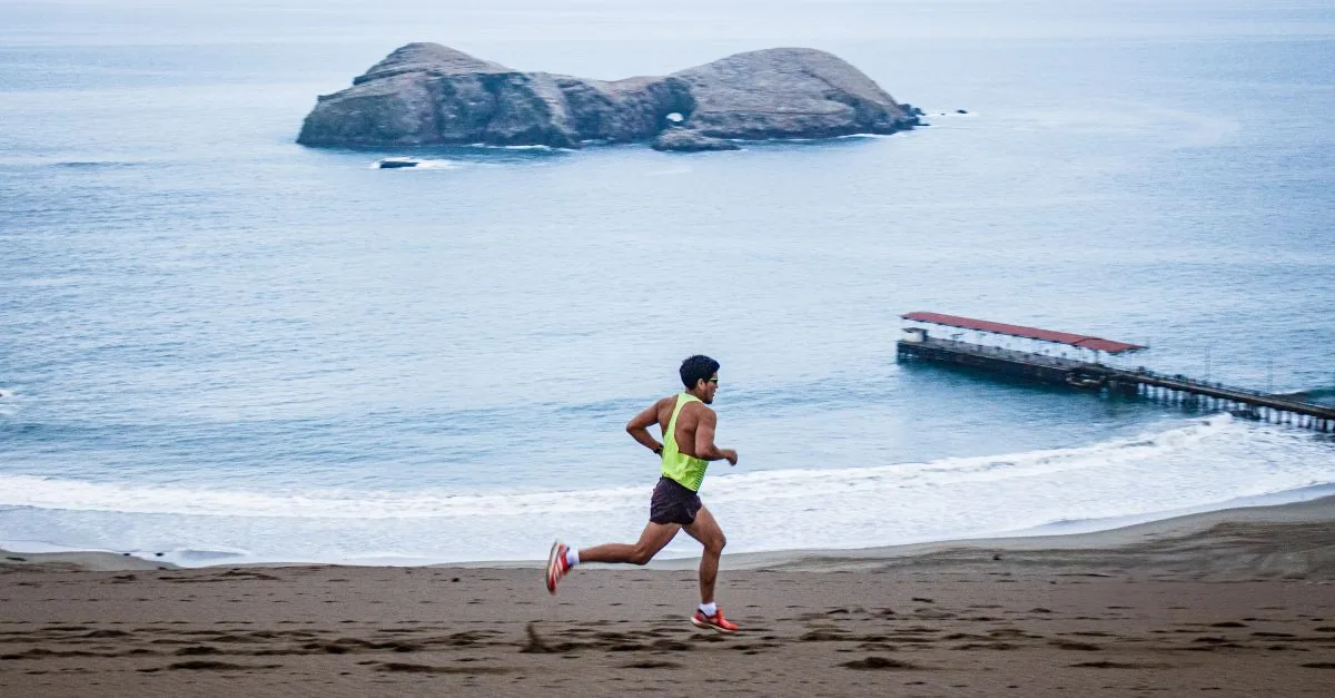 屋内プールのレーンで水泳を行う成人ランナー