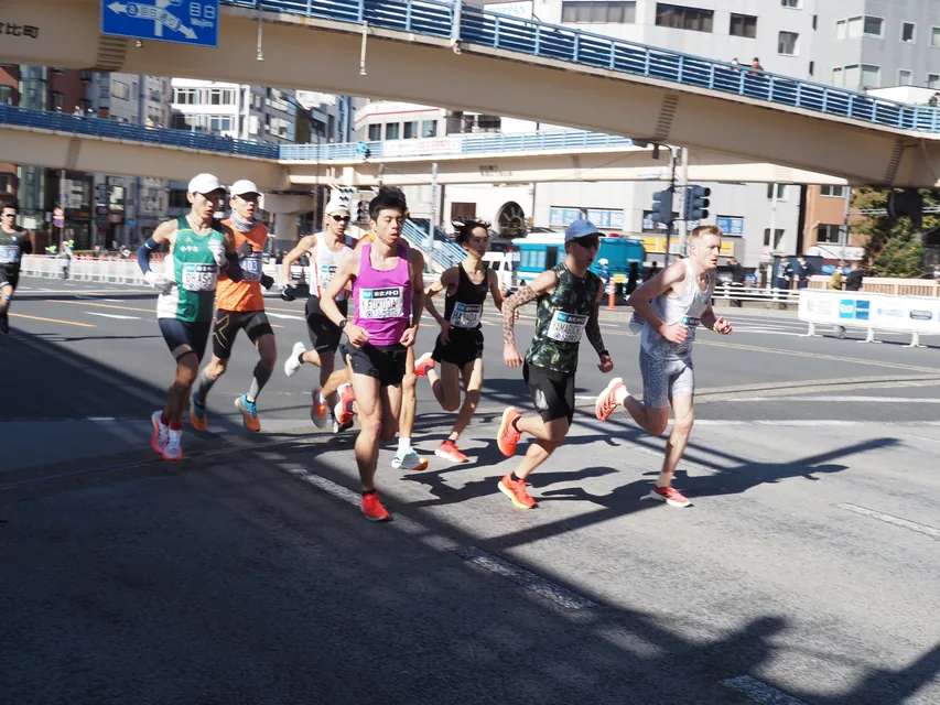 東京都心のマラソン大会でスタートを待つ市民ランナー