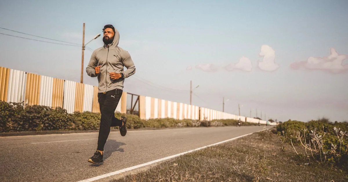 トラックでVO2max向上のインターバル走に取り組むランナー