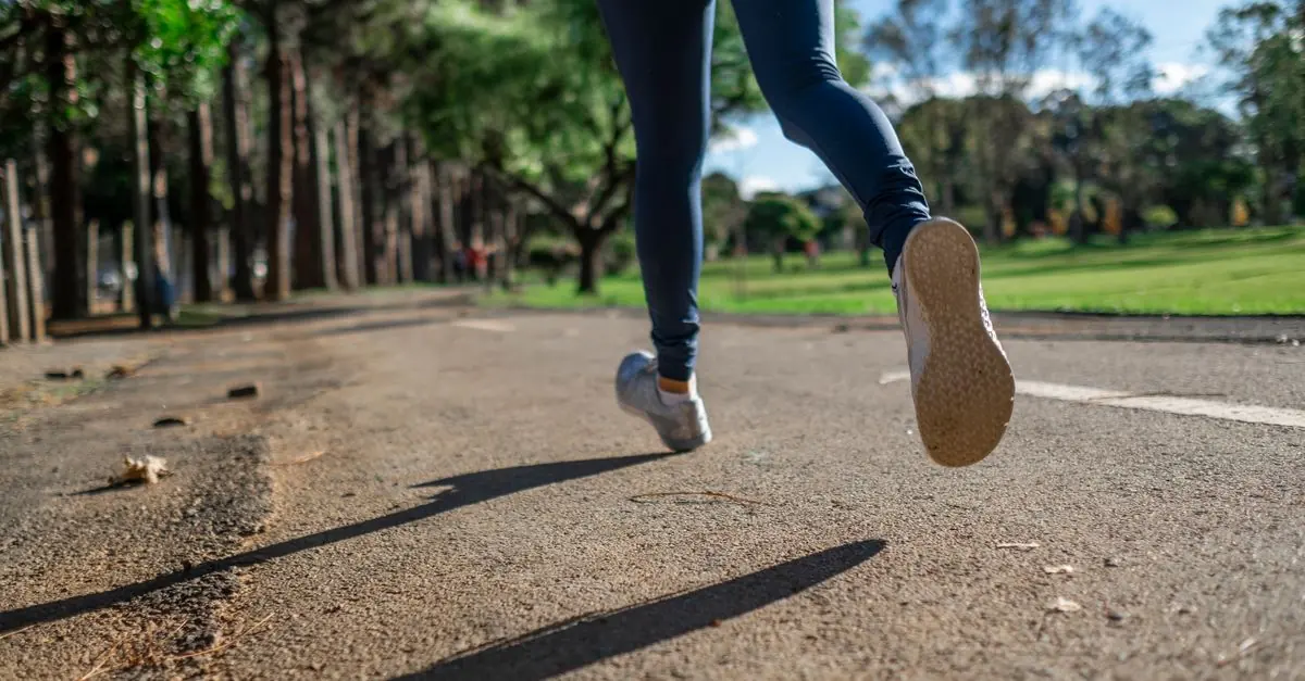 幅広ランニングシューズを試着してフィットを確かめるランナー